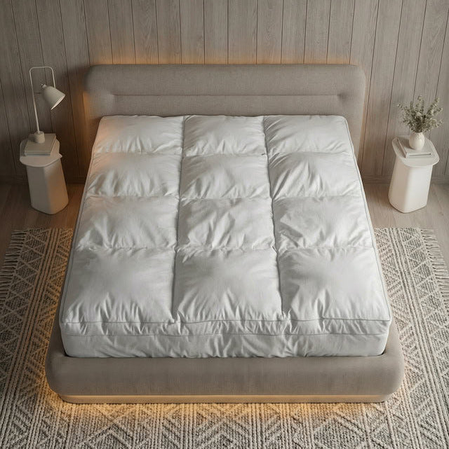 Sleepy Nights Topper 2.0 set ovenfra på en dobbeltseng i et lyst soveværelse
